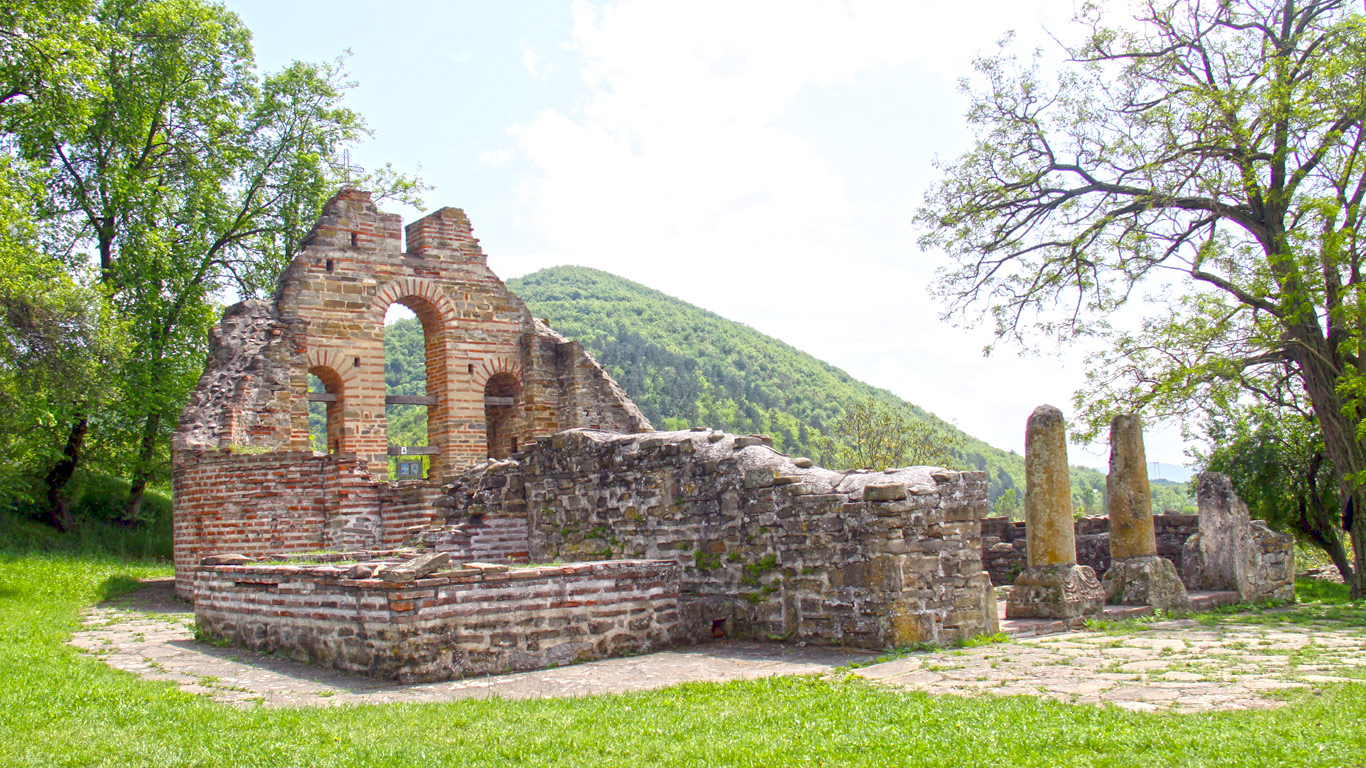 Остаци храма Свете Богородице на ушћу Косанице у Топлицу